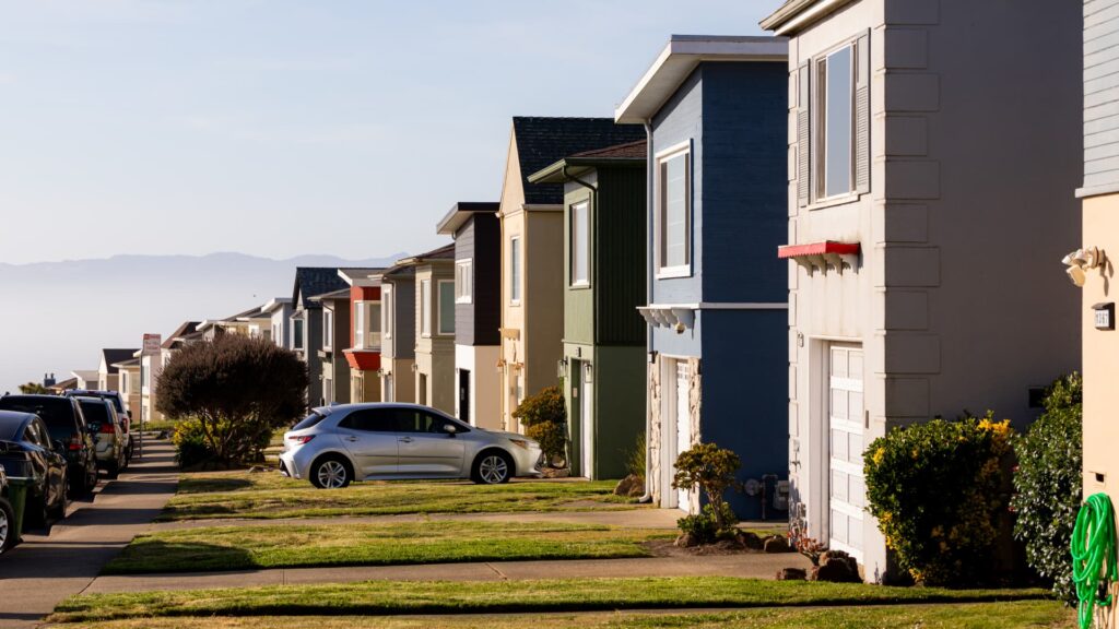Mortgage rates drop for the first time in 2 months, but demand still falls further